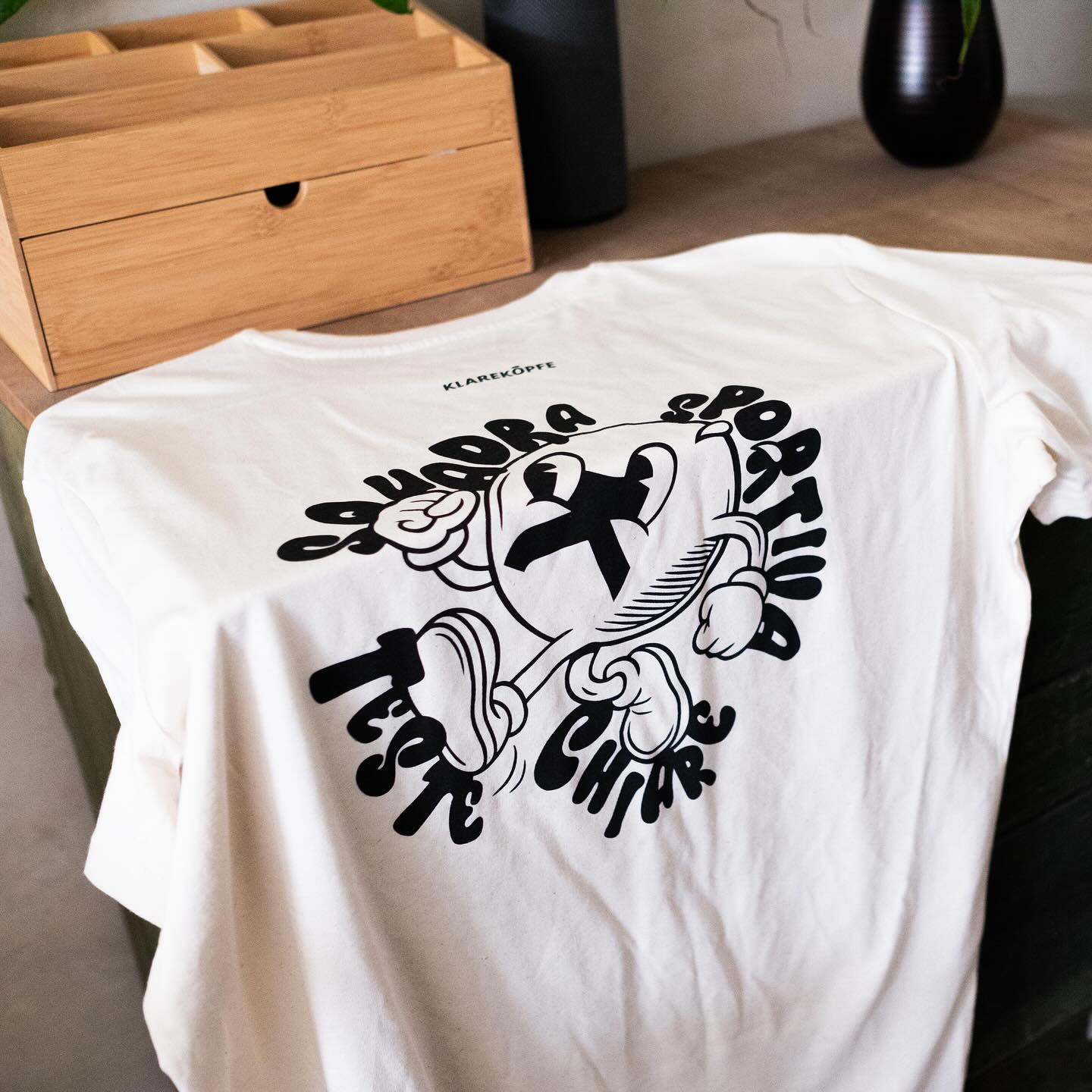 Es macht immer große Freude zwischendurch auch kleine Auftragsarbeiten anzunehmen - besonders, wenn es so tolle Motive sind wie der Backprint hier. Illustriert vom Team des Designbüro @klarekoepfe aus Stuttgart.

Grüße gehen raus - Danke für die Zusammenarbeit!