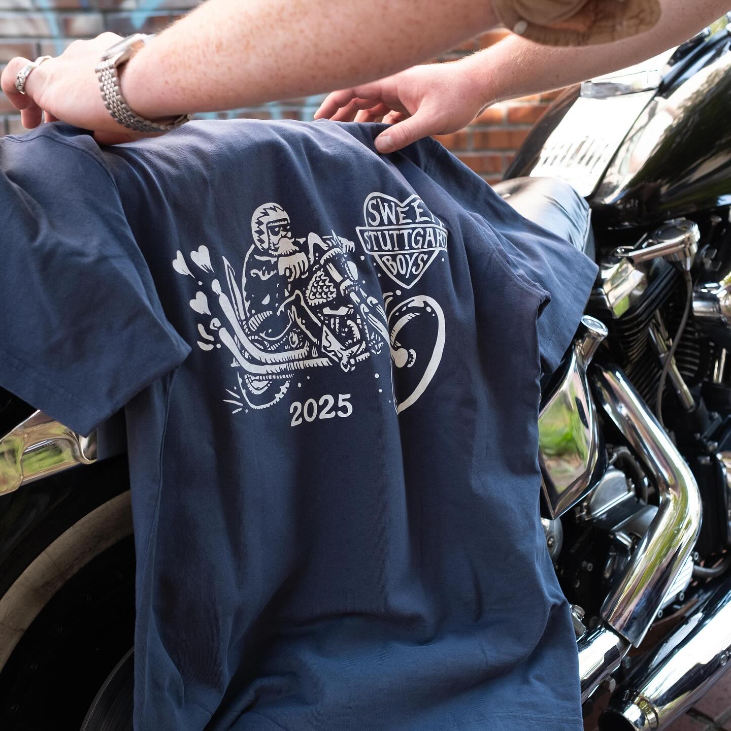 Danke an die @sweetboys_stuttgart die seit es die Druckeria gibt, immer mal wieder in der offenen Werkstatt vorbei kommen bzw. anrollen zum Shirts drucken. Ist jedes Mal eine große Freude!