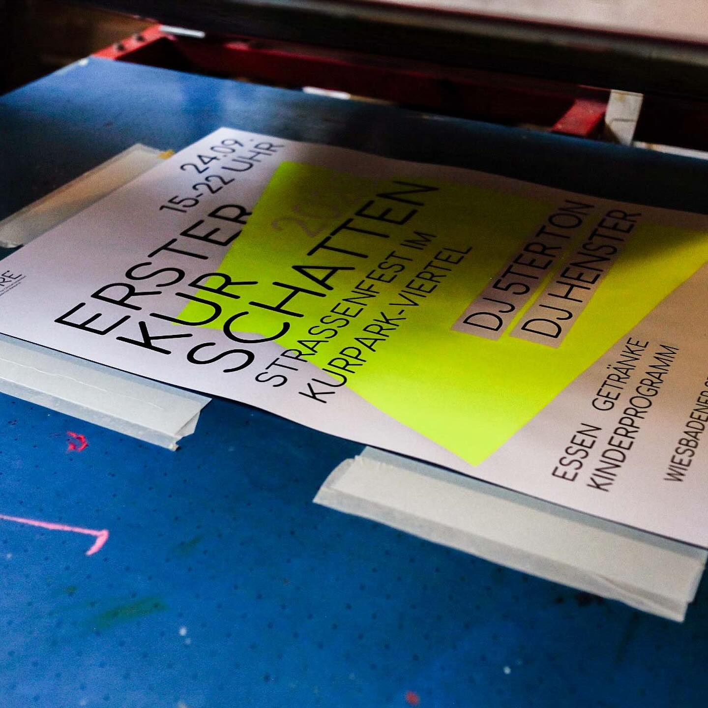 ERSTER KURSCHATTEN 
STRASSENFEST IM KURPARK-VIERTEL
24.09.2025 / 15-22 Uhr 

Wiesbadenerstraße, Bad-Cannstatt

Organisiert vom gemeinnützigen Institut  CORE Stuttgart. (Center for clinical innovation in addiction Research)

www.core-stuttgart.de

Die Plakate wurden in der offenen Werksatt im zweifarbigen Siebdruck produziert und werden demnächst an unterschiedlichen Orten in Bad Cannstatt zu entdecken sein. 
(Haltet Ausschau nach knalligen Farben!) 

Design: Core Stuttgart