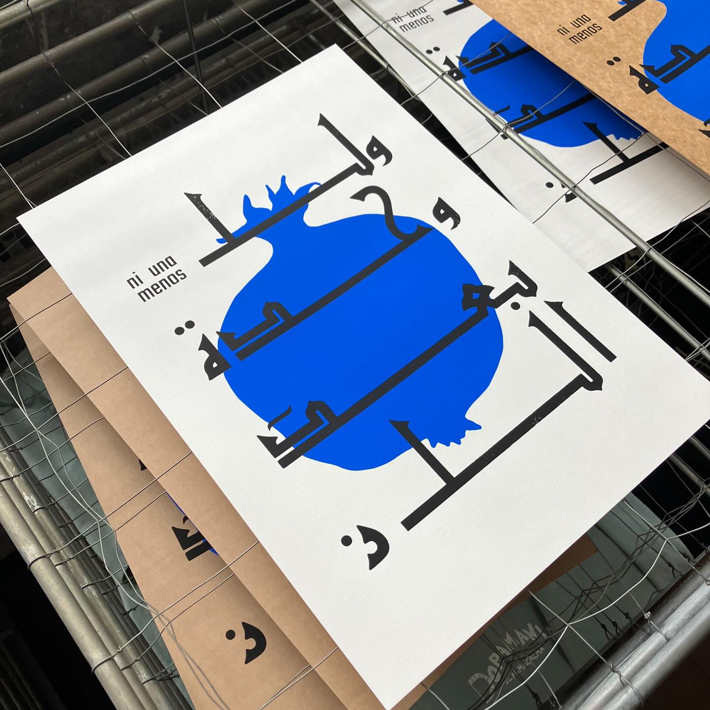 Zum @Weltfrauentag ein kleiner Rückblick auf ein paar tolle Drucke von Saskia, die in der offenen Werkstatt entstanden sind. 
Der spanische Slogan „Ni una menos“ in Nachbarschaft mit der arabischen Übersetzung davon.  @avinformate 

Ni Una Menos („Nicht eine weniger“) steht für eine transnationalen feministischen Bewegung deren Ursprung im Juni 2015 in Buenos Aires liegt. Damals versammelten sich 250.000 Menschen um als Reaktion auf eine Reihe von Frauenmorden und um generell auf misogyne Gewalttaten aufmerksam zu machen. 

Während sich die Demonstration von 2015 auf den Femizid konzentrierte, beschäftigt sich die Bewegung heute mit der Frage, wie verschiedene Formen von Gewalt ineinandergreifen. 

Quelle: Bundeszentrale für politische Bildung 
https://www.bpb.de/shop/zeitschriften/apuz/femizid-2023/519674/ni-una-menos/