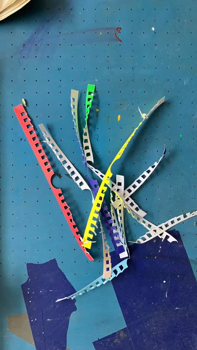 Weiß auf Bunt: 
Ostereiersuche in alten Kalenderblättern…

#silkscreenprinting #eastereggs #shapes #colours #reuse