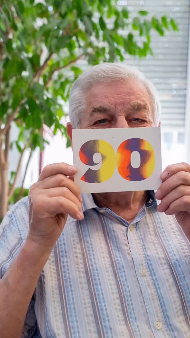 Mit 90 Jahren darf das Leben ruhig in vielen Farben knallig leuchten:
40 unterschiedliche Einladungskarten im Irisdruck produziert. 
Wunderbar ausdrucksstarke Schrift (Beatrice Display) von @sharp_type für einen wundervollen Anlass. 

#silkscreenprinting #printisnotdead #druckeria